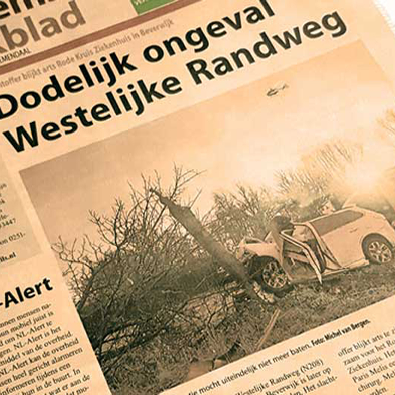 Bellen of het bedienen van een mobiel onder het rijden is levensgevaarlijk.
